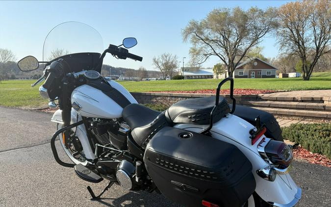 2025 Harley-Davidson Heritage Classic White Onyx Pearl - Black Finish