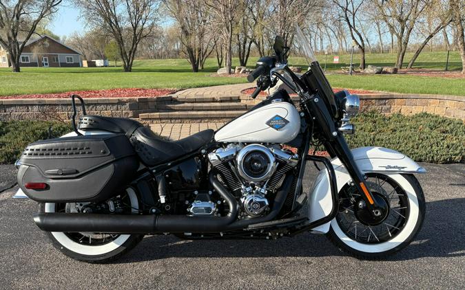 2025 Harley-Davidson Heritage Classic White Onyx Pearl - Black Finish