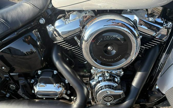 2025 Harley-Davidson Heritage Classic White Onyx Pearl - Black Finish