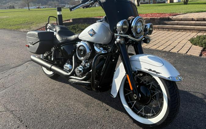 2025 Harley-Davidson Heritage Classic White Onyx Pearl - Black Finish