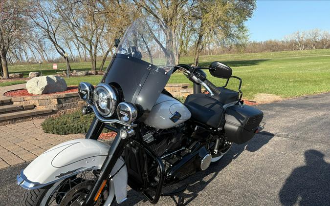 2025 Harley-Davidson Heritage Classic White Onyx Pearl - Black Finish