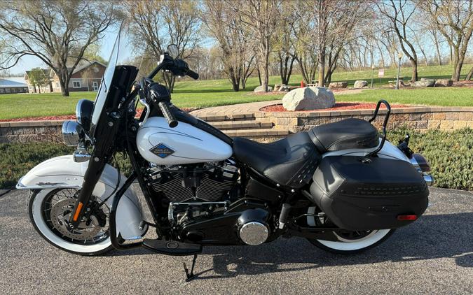 2025 Harley-Davidson Heritage Classic White Onyx Pearl - Black Finish