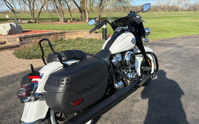 2025 Harley-Davidson Heritage Classic White Onyx Pearl - Black Finish