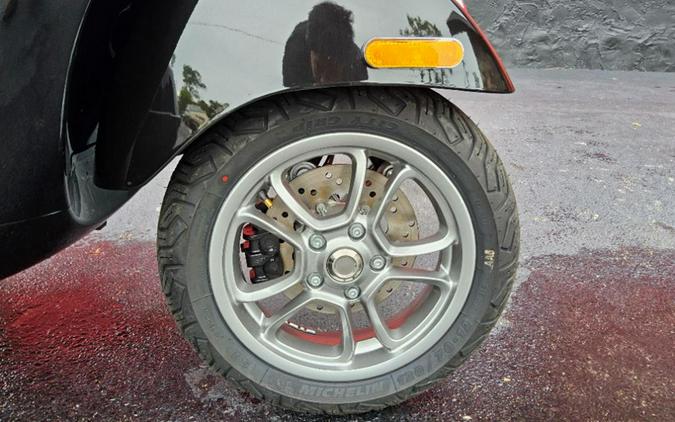 2023 Vespa GTS Super 300 Tech