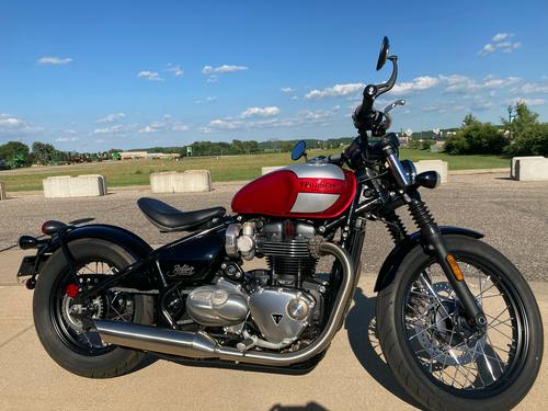 2019 Indian Scout Bobber vs. Triumph Bonneville Bobber Black: Comparison Review