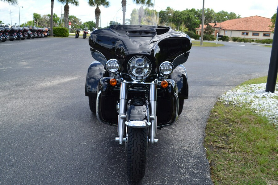 2024 Harley-Davidson Tri Glide Ultra Vivid Black - FLHTCUTG