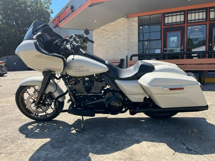 2023 Harley-Davidson Road Glide ST White Sand Pearl – Black Finish