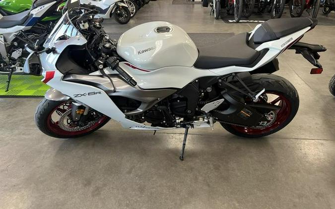 2024 Kawasaki Ninja® ZX™-6R ABS Pearl Robotic White/Metallic Graphite Gray