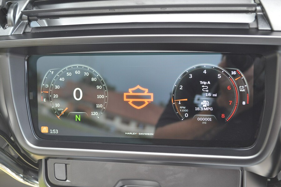 2025 Harley-Davidson® Street Glide® Atlas Silver Metallic - FLHX