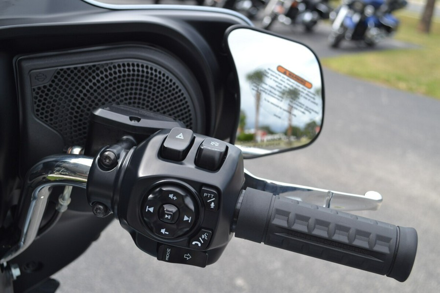 2025 Harley-Davidson® Street Glide® Atlas Silver Metallic - FLHX