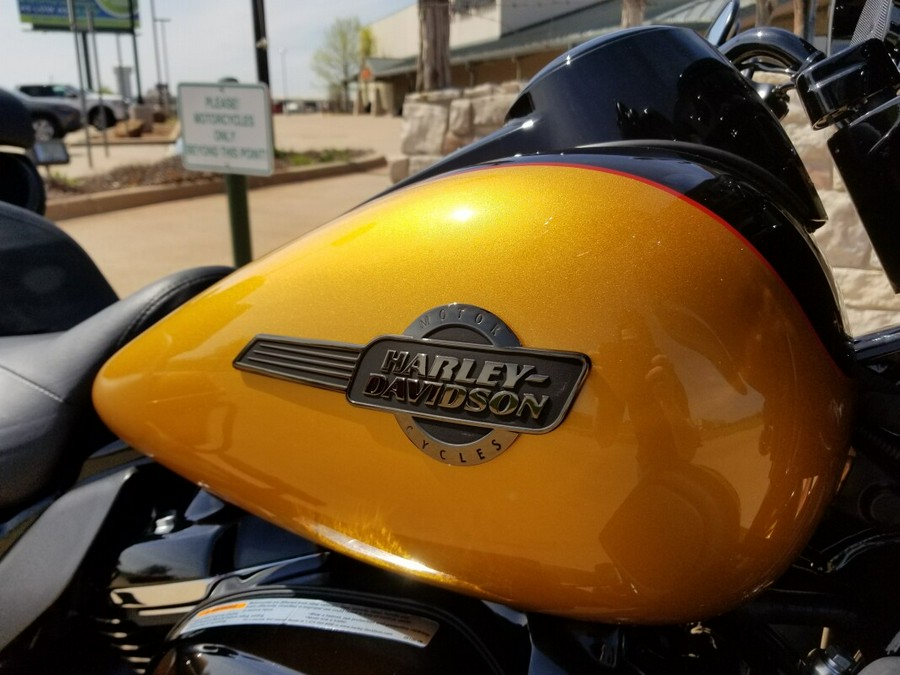 2023 Harley-Davidson® Ultra Limited Prospect Gold/Vivid Black