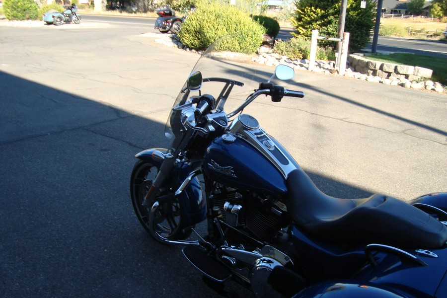2022 Harley-Davidson® Freewheeler® Reef Blue