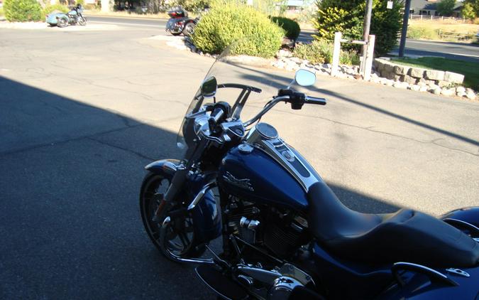 2022 Harley-Davidson® Freewheeler® Reef Blue