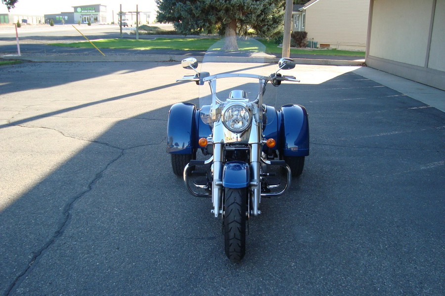 2022 Harley-Davidson® Freewheeler® Reef Blue