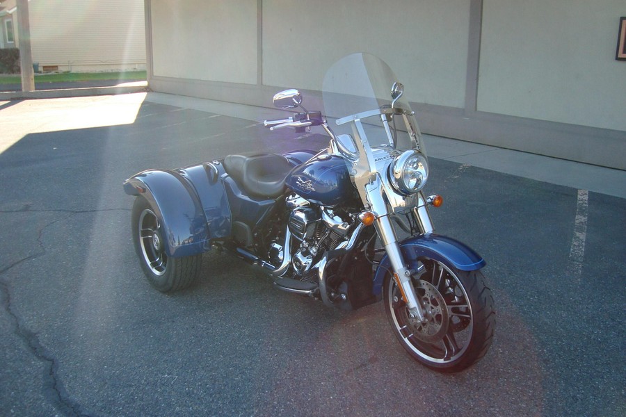 2022 Harley-Davidson® Freewheeler® Reef Blue