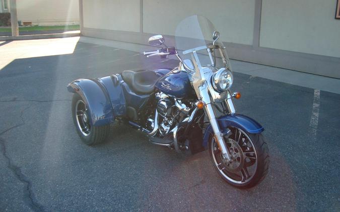 2022 Harley-Davidson® Freewheeler® Reef Blue
