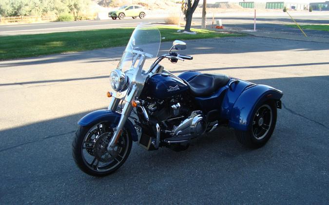 2022 Harley-Davidson® Freewheeler® Reef Blue