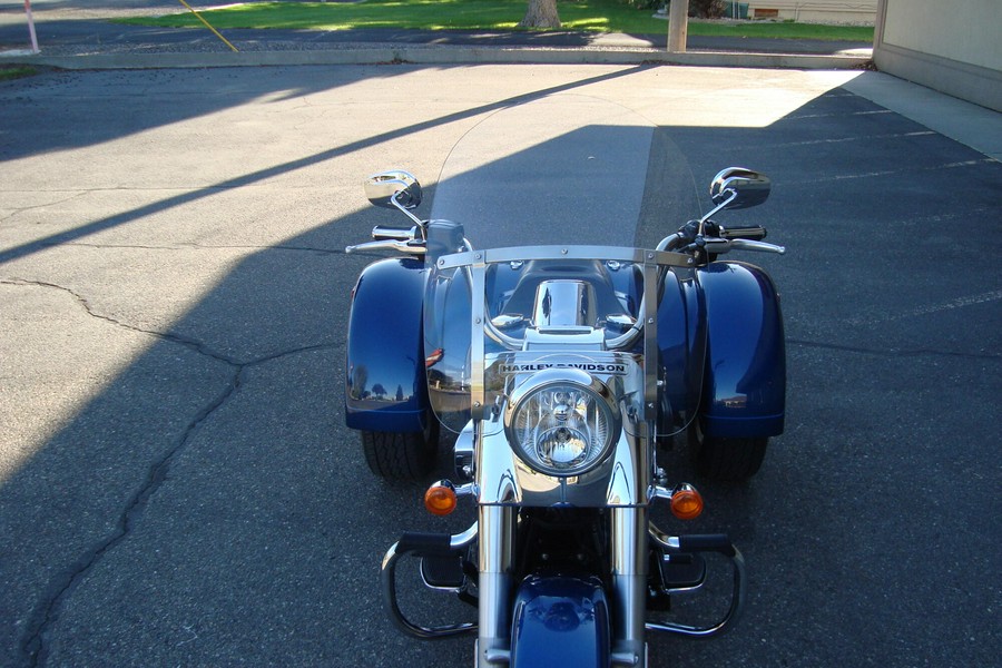 2022 Harley-Davidson® Freewheeler® Reef Blue