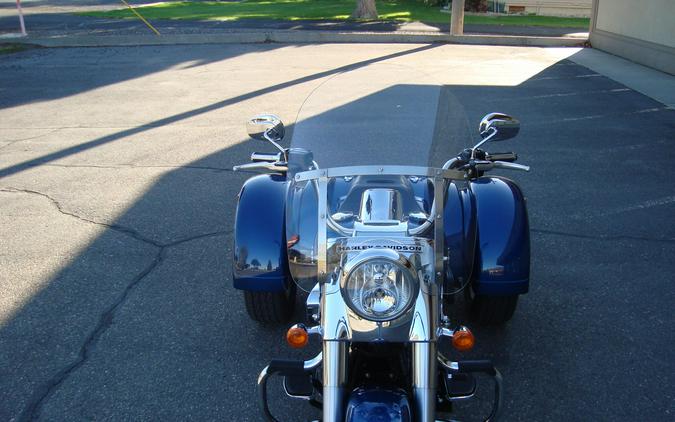 2022 Harley-Davidson® Freewheeler® Reef Blue