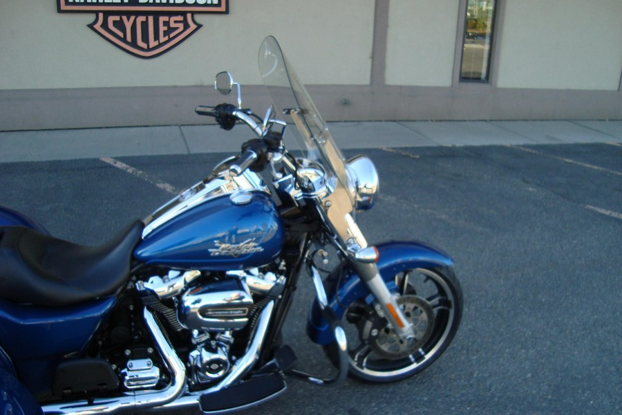 2022 Harley-Davidson® Freewheeler® Reef Blue