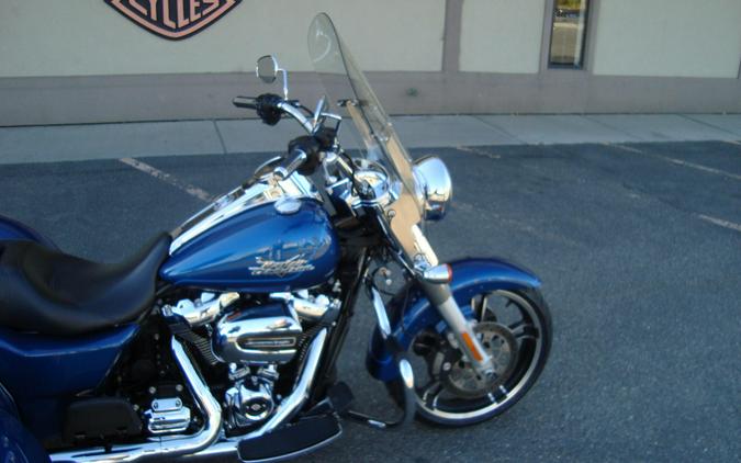 2022 Harley-Davidson® Freewheeler® Reef Blue