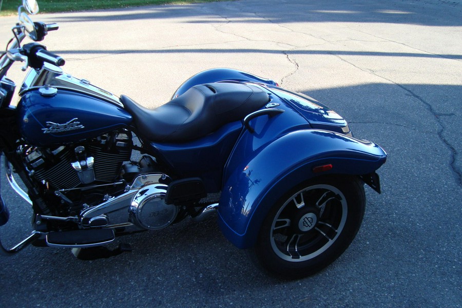 2022 Harley-Davidson® Freewheeler® Reef Blue