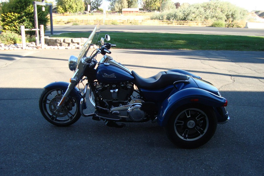 2022 Harley-Davidson® Freewheeler® Reef Blue