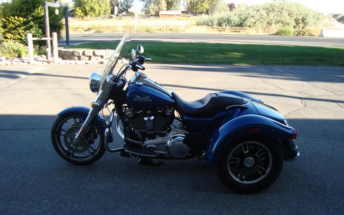 2022 Harley-Davidson® Freewheeler® Reef Blue