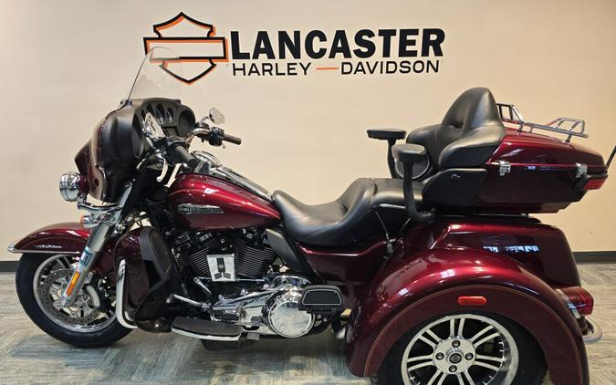 2017 Harley-Davidson® Tri Glide® Ultra Two-Tone Mysterious Red Sunglo/Velocity Red Sunglo FLHTCUTG