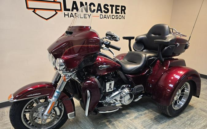 2017 Harley-Davidson® Tri Glide® Ultra Two-Tone Mysterious Red Sunglo/Velocity Red Sunglo FLHTCUTG
