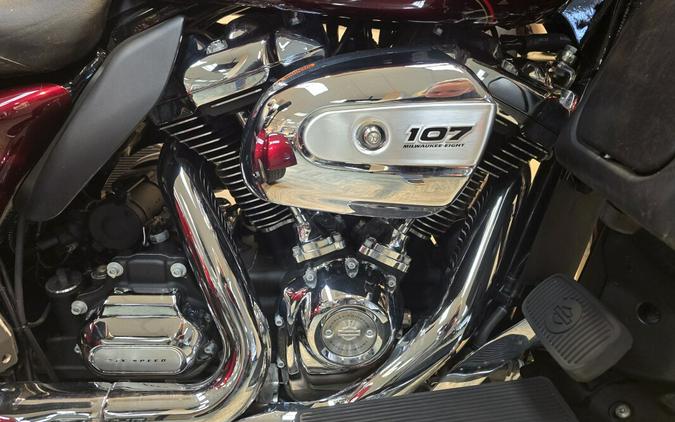 2017 Harley-Davidson® Tri Glide® Ultra Two-Tone Mysterious Red Sunglo/Velocity Red Sunglo FLHTCUTG