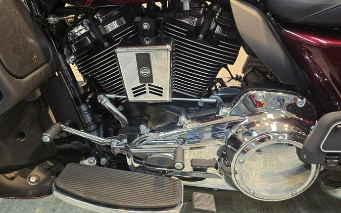 2017 Harley-Davidson® Tri Glide® Ultra Two-Tone Mysterious Red Sunglo/Velocity Red Sunglo FLHTCUTG