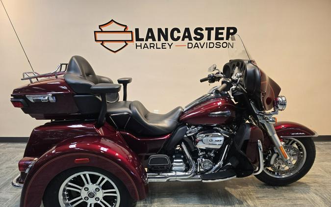 2017 Harley-Davidson® Tri Glide® Ultra Two-Tone Mysterious Red Sunglo/Velocity Red Sunglo FLHTCUTG