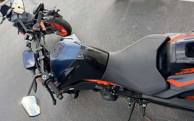 2023 KTM Duke 890 R