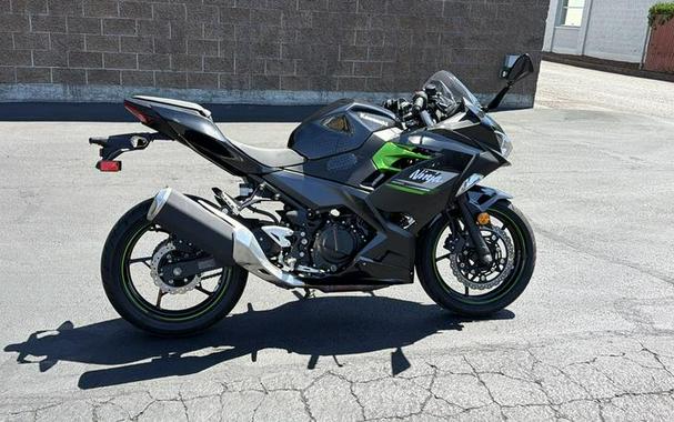 2023 Kawasaki Ninja® 400 ABS Matrix Camo Gray/Metallic Matte Carbon Gray