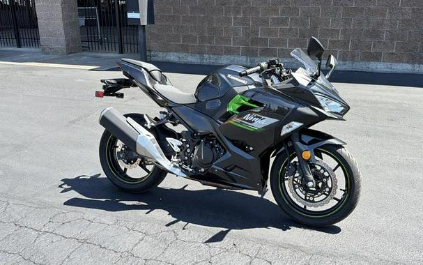 2023 Kawasaki Ninja® 400 ABS Matrix Camo Gray/Metallic Matte Carbon Gray