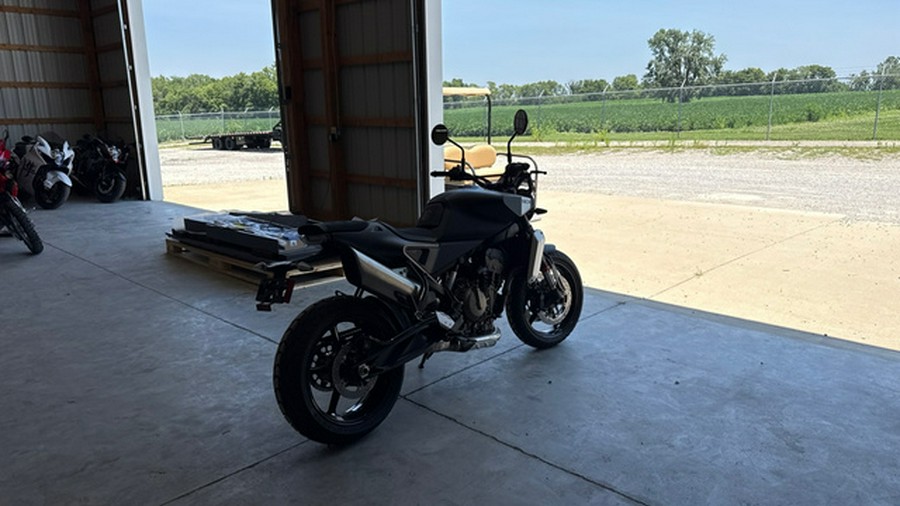 2025 Husqvarna Motorcycles SVARTPILEN 801