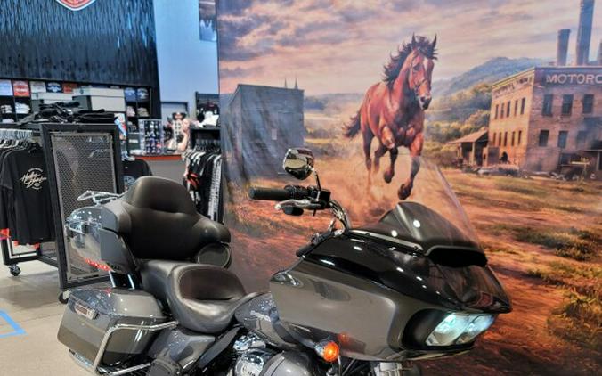 2022 Harley-Davidson® Road Glide® Limited Gauntlet Gray Metallic/Vivid Black FLHTK