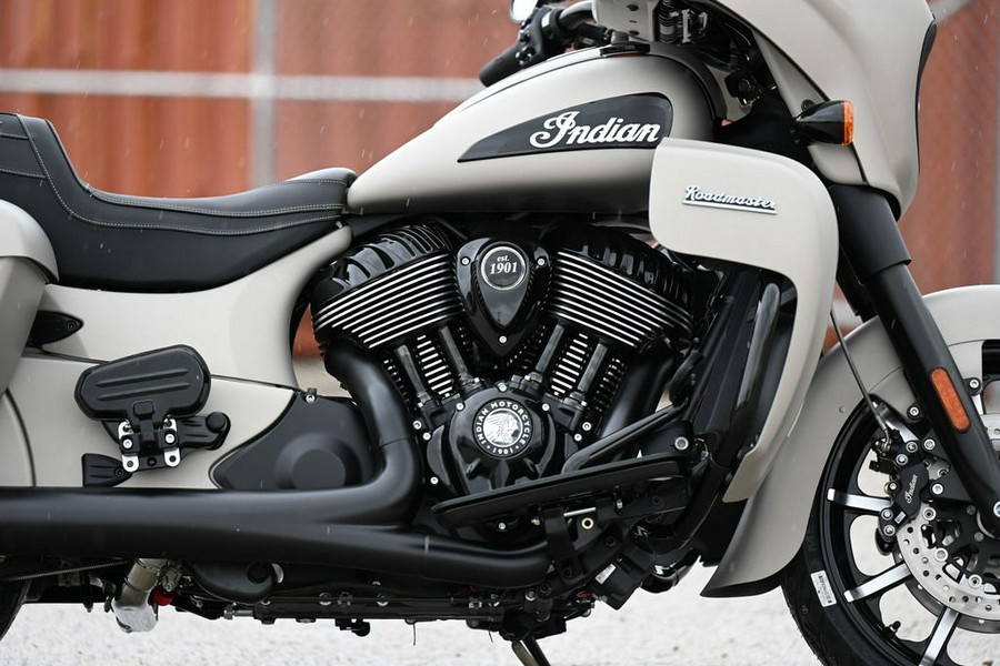 2023 Indian Motorcycle® Roadmaster® Dark Horse® Silver Quartz Smoke