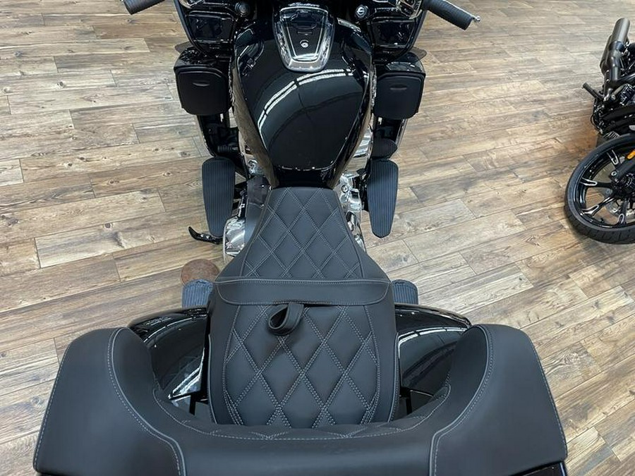 2023 Indian Motorcycle® Pursuit Limited with Premium Package Black Metallic