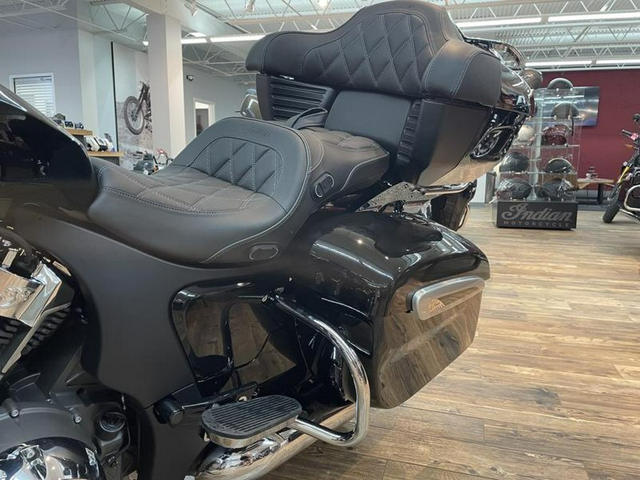 2023 Indian Motorcycle® Pursuit Limited with Premium Package Black Metallic