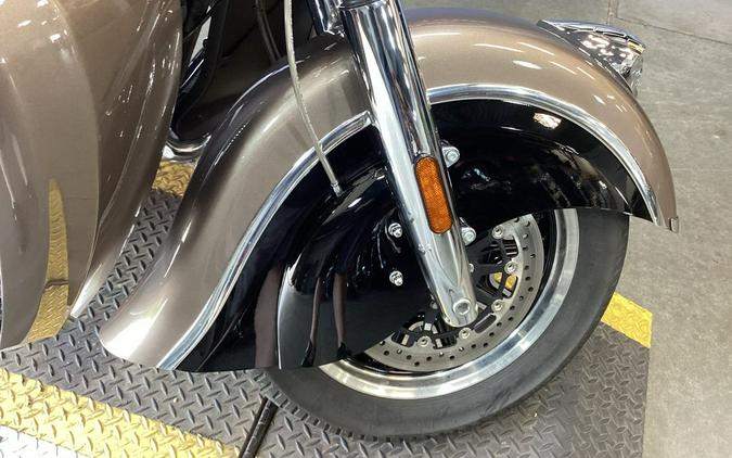 2018 Indian Motorcycle® Roadmaster® ABS Polish.Bronze Over Thund.Black w/Silver Pinst.