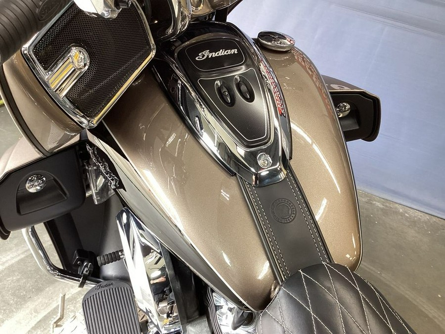 2018 Indian Motorcycle® Roadmaster® ABS Polish.Bronze Over Thund.Black w/Silver Pinst.