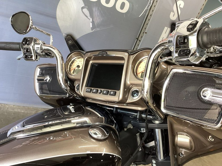 2018 Indian Motorcycle® Roadmaster® ABS Polish.Bronze Over Thund.Black w/Silver Pinst.