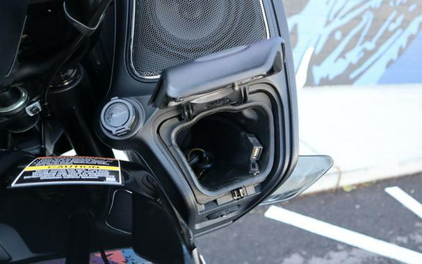 2024 Indian Challenger Black Metallic