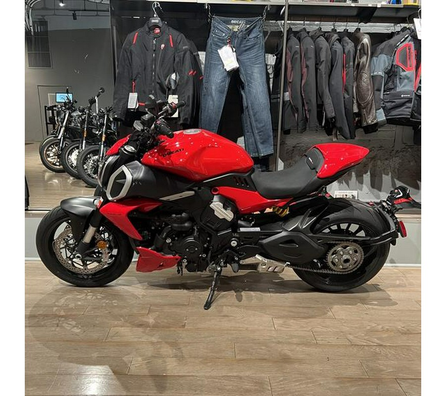 2023 Ducati Diavel V4 Red