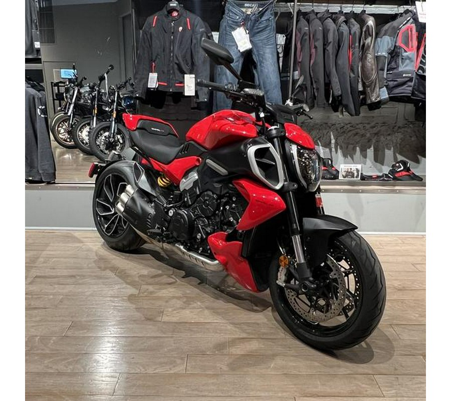 2023 Ducati Diavel V4 Red