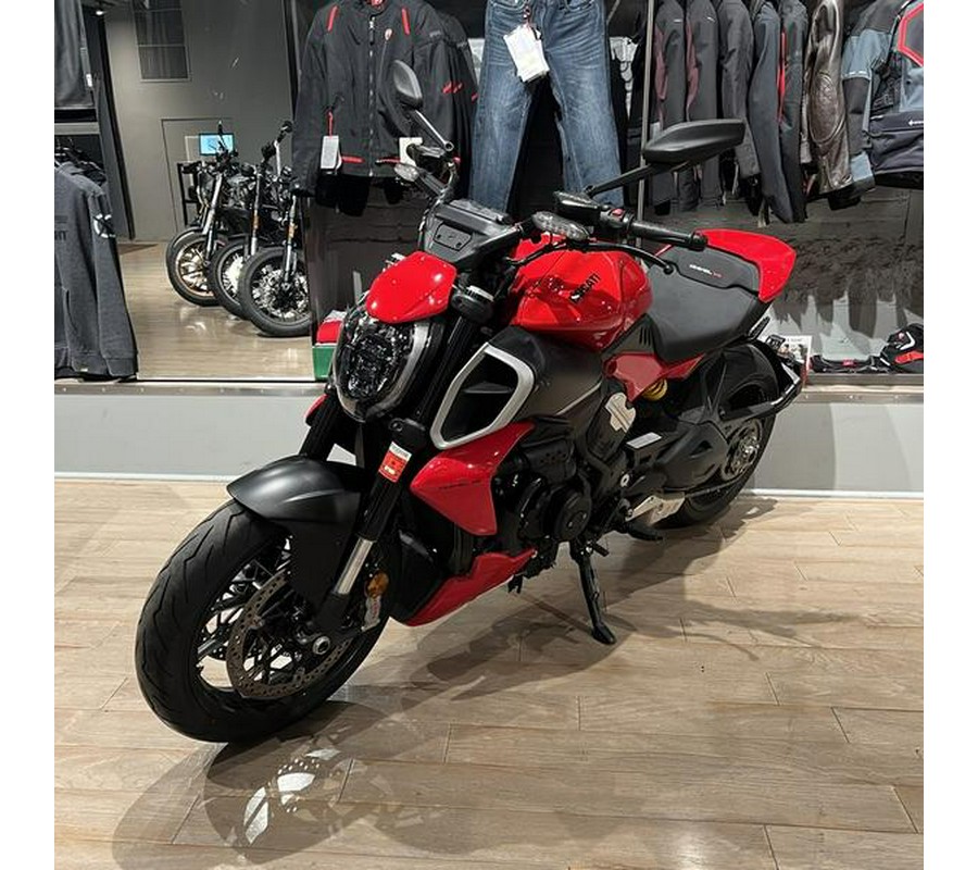 2023 Ducati Diavel V4 Red
