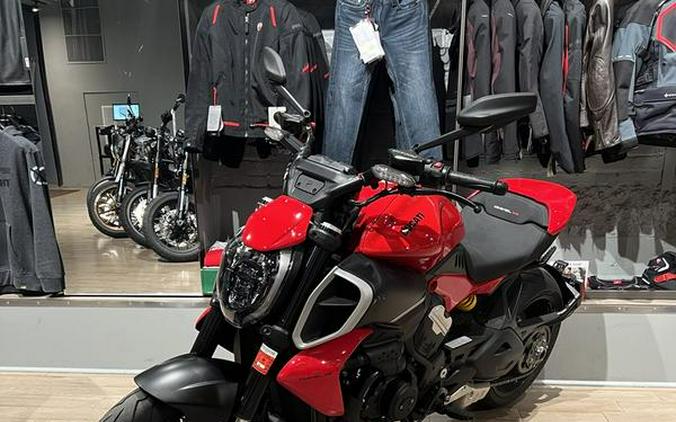 2023 Ducati Diavel V4 Red