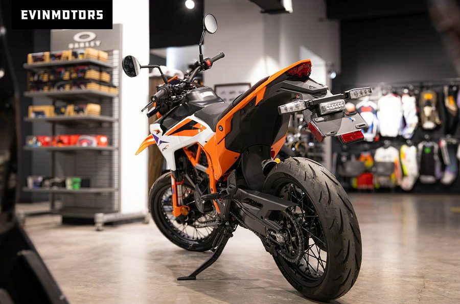 2025 KTM 390 SMC R